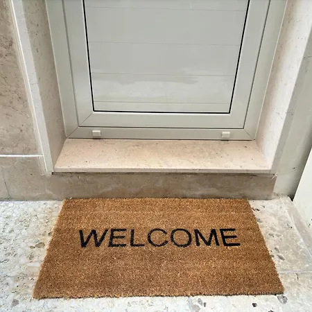 Your Home, Easy Walk To The דירה *