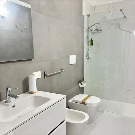 Your Home, Easy Walk To The شقة *