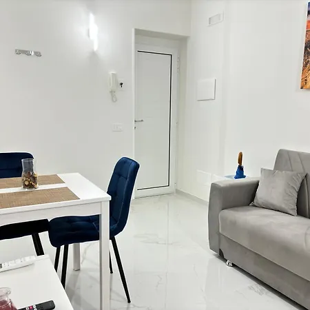 Your Home, Easy Walk To The * Bari